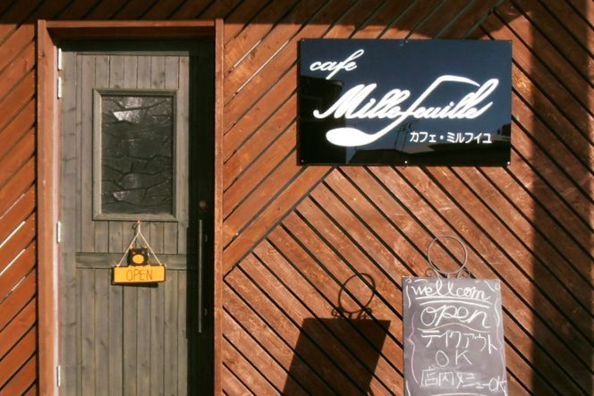 鉄板！酪農王国のアップルパイ 大きな3号サイズ(4個入) （ おいしいりんごを厳選し、林檎の凝縮された味わいに仕立てたスイーツです）