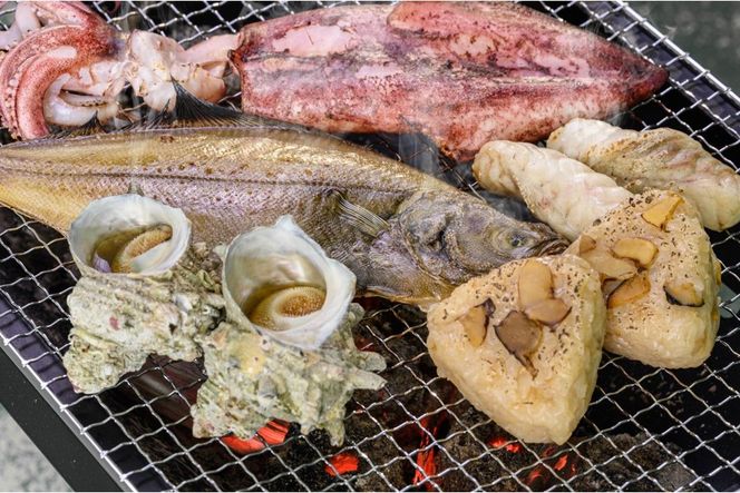 BBQに最適！ 誰でも簡単に焼ける サザエ＆白イカ＆干物セットに、 サザエご飯のおにぎり付き 4人用 ※万能ダシ付き UO01032