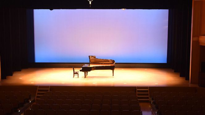 きらくやま世代ふれあいの館「ピアノオンリーワンコンサート」 ホール２時間貸し切り（ピアノ「ヤマハフルコンサートピアノCF-ⅢS」演奏券付き） [BU01-NT]