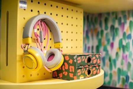 ZB-96 アートピースのような新コンセプトの空間演出家具【コフレカ】ポップアップ ビューロー（イエロー）【トランク型】