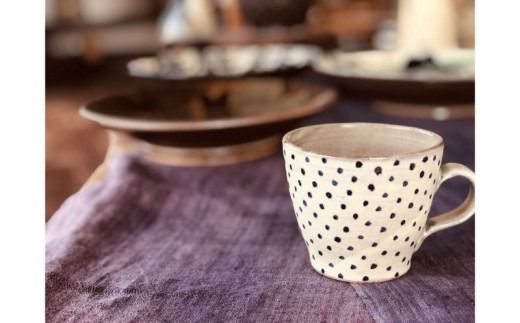 ＜南陶窯＞広口マグカップ【白・青ドット】 〇 読谷村 やちむん 陶器 伝統工芸品 久場政一 沖縄 新生活 人気商品 うちなーすぐりむん コップ 地場産品 手作り 焼き物 柄違い有 プレゼントに ギフトに お祝いに オススメ