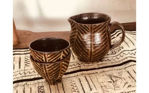 ＜南陶窯＞ピッチャー&四つ足カップ（ミニ２個）セット【灰釉・線紋】 ☆ やちむん 久場政一 読谷村 沖縄 エスニックテイスト セット