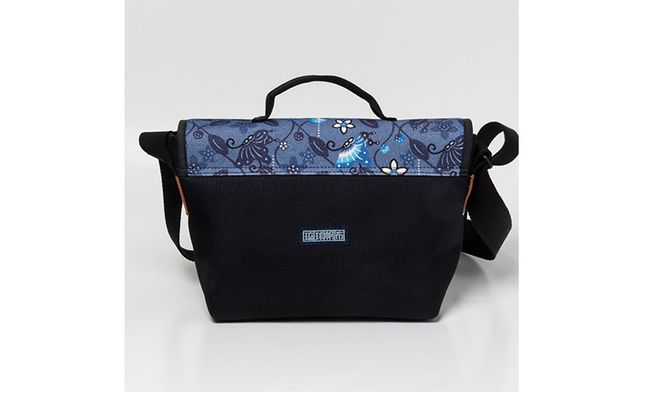 「琉球帆布」アートメッセンジャー / ふくふくシークヮーサー - 帆布 黒 ブラック 使いやすい バッグ 鞄 かばん 斜め掛け 琉球紅型 人気 紅型作家 宮城守男 おしゃれ ファッション ポイント 手づくり ハンドメイド 琉球帆布 手仕事 伝統技術 沖縄県 八重瀬町【価格改定】