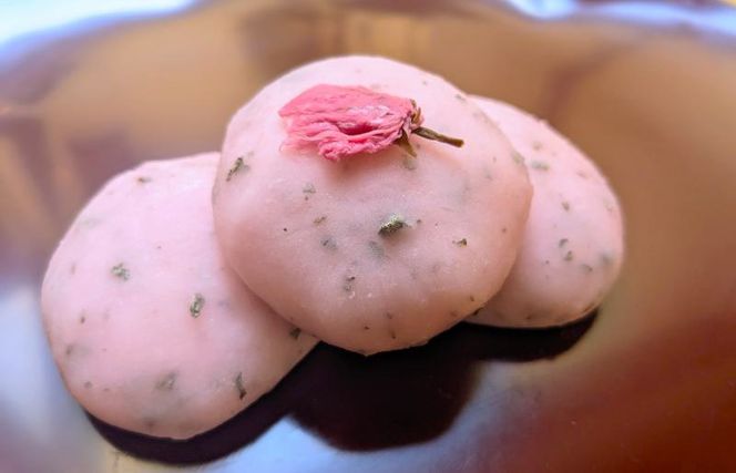 020C331 【2026年2月中旬以降発送】老舗餅屋が作る桜のお餅と桜花塩漬付12個＆白餡200g×3個セット【香料不使用】