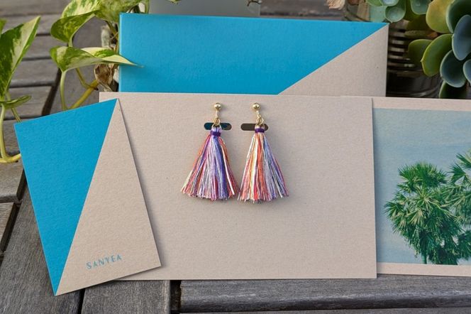 京丹後の絹糸イヤリング【カンボジアの女性たちに雇用の機会を!!】 京丹後の絹糸を使ってカンボジアの女性達が作ったイヤリング　EG00004