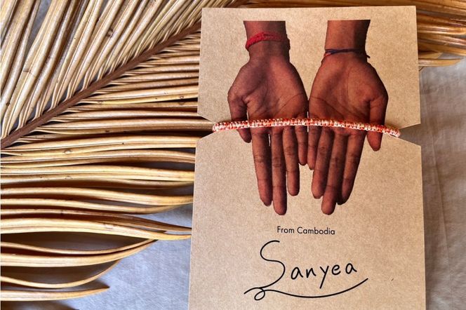 京丹後の絹糸ミサンガとチャームのセット【全ての子どもたちに教育の機会を!!】 京丹後の絹糸を使ってカンボジアの女性達が作ったミサンガとチャームのセット　EG00005