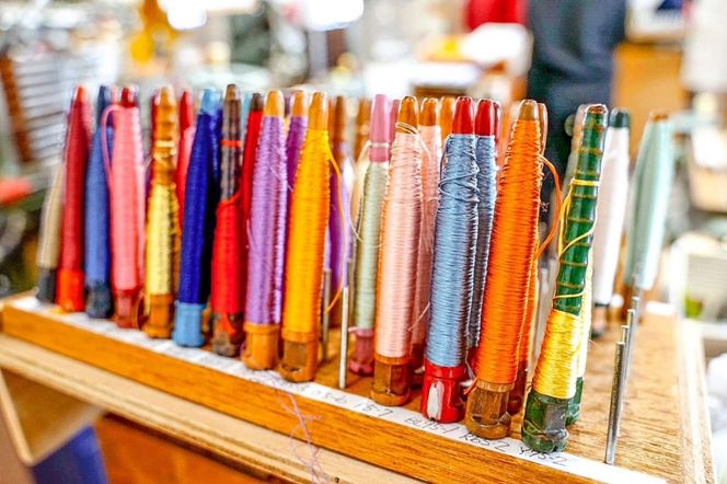 京丹後の絹糸ミサンガとチャームのセット【全ての子どもたちに教育の機会を!!】 京丹後の絹糸を使ってカンボジアの女性達が作ったミサンガとチャームのセット　EG00005