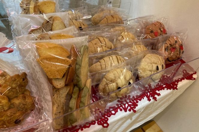 おまかせお楽しみパン13～16個詰め合わせセット　西日本揚げカレーパン部門で2年連続最高金賞受賞したパン屋が監修したカレーパンが入っています！ 無添加 カレーパン バターロール クロワッサン あんパン バターロール メロンパン くるみパン ぱん パン 朝食 京都パン 冷凍パン　PT00002