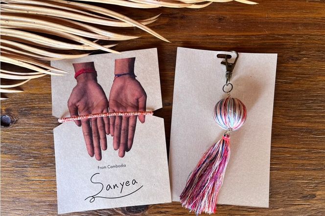 京丹後の絹糸ミサンガとチャームのセット【全ての子どもたちに教育の機会を!!】 京丹後の絹糸を使ってカンボジアの女性達が作ったミサンガとチャームのセット　EG00005