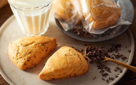 グルテンフリー 低糖質スイーツ カカオニブ入りプロテインスコーン 8個 / スイーツ スコーン 低糖質 ダイエット 朝食 お菓子 焼菓子 糖質オフ 個包装 ギフト（小麦粉・砂糖・トランス脂肪酸・人工甘味料・不使用）【LowCarbHouse 】