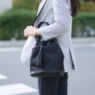 豊岡鞄 TUTUMU sacca Rich S4700RI ブラック/ 巾着型 2WAY BAG ショルダーバッグ 手提げバッグ ショルダベルト付き レディース 高級 おしゃれ バッグ かばん カバン 鞄 ブラック 黒色