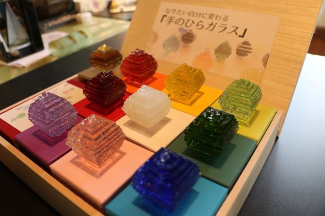なりたい自分に変わる「手のひらガラス」木箱入り10色セット　SV00015