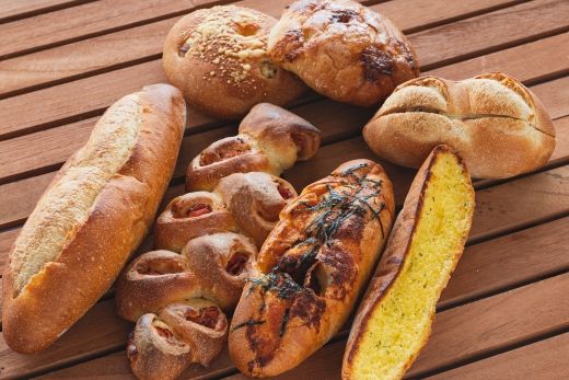 【3か月定期便】苺屋 厳選された材料にこだわったパンいろいろ詰め合わせ 7個×3回 合計21個(ハードパン・菓子パン・惣菜パン) Wit-0074