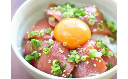 漬けマグロ 80g×5パック / まぐろ丼 お刺身 カット済み スライス 漬け 小分け 天然マグロ キハダマグロ 簡単調理 おかず ご飯のお供 南紀勝浦産 【ttk009】