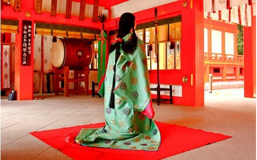 【新宮市ふるさと納税】世界遺産　熊野速玉大社正式参拝と平安装束(略式)着付け記念写真のセットプラン（萩原きもの総合学院）/着物 神社 新宮 和歌山 着付け 女性衣装 レンタル【hgh001A】