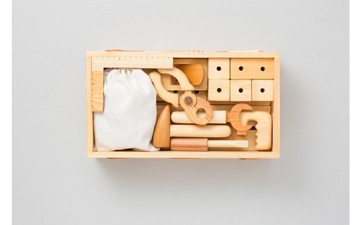 木のおもちゃ ちびっこ 大工道具 セット 箱入り 木製 知育玩具 男の子 女の子 ギフト プレゼント 贈り物 出産祝い 誕生日祝い 日本製 手作り 名入れ可能 山のくじら舎 2歳 3歳 4歳 5歳 6歳 7歳 8歳 トンカチ ノコギリ レンチ カンナ 穴あきブロック クギ 組み立て 工作 DIY 遊び 想像力 創造力 発想力 手先の器用さ 53個 巾着 ヒノキ 安芸市 高知県