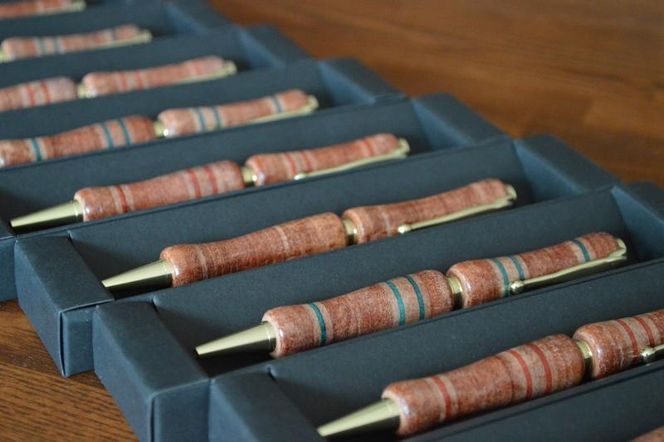 皮革工芸品 革ペン 積革技法でつくる回転式ボールペン　レッドライン【文房具 ボールペン ペン 日用品 】 041009_BY001VC02