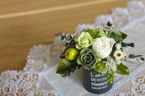 プリザーブドフラワー【ボム ナチュラルグリーン】【埼玉県 春日部市 シュガーパイン グリーンアレンジ ナチュラル インテリア ギフト】(AJ060-1)