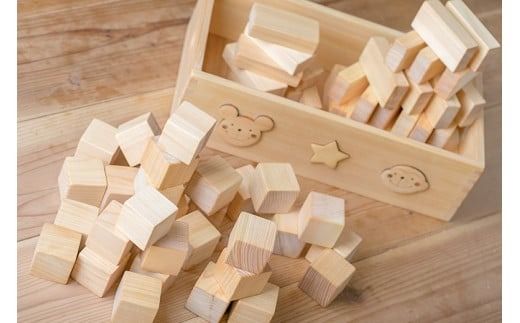 木のおもちゃ つみ木 積み木 基本つみ木 木製 木 おもちゃ 知育玩具 男の子 女の子 ギフト プレゼント 贈り物 贈答 お祝い 出産祝い 誕生日祝い 日本製 手作り てづくり のし 熨斗 受注生産品 名入れ可能 山のくじら舎 1歳 幼児 赤ちゃん 子供 キッズ 木箱 セット ヒノキ スギ 国産 積み木遊び 知育遊び 五感 創造力 想像力 立方体 直方体 形 基礎 安全 角丸 磨き 片付け 発想力 成長 安芸市 高知県