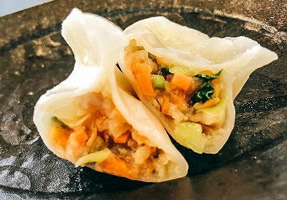 【定期便全3回】3ヶ月に1回お届け 居酒屋のおかあちゃん手作り もちもち福刻餃子 75個(25個×3袋) 碧南産にんじん入り H136-062