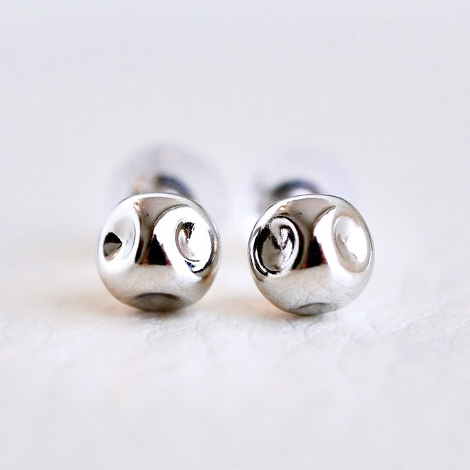 K18WG(18金) ホワイトゴールド 地金 サイコロ ピアス シンプル 縁起物 保証書付 KO-0065 242-022-b