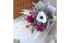 【母の日】プレミアムドライフラワー・ブーケ　ココラベンダー＜お届け日：2026年5/4～5/10 当店おまかせ ＞母の日カード付き【 母の日 ギフト アレンジ 花 贈り物 大阪府 門真市 】 272230_BG135