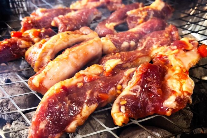 AK094 【6回定期便】 雲仙もみじ豚 サガリ 3種 食べ比べ セット 計1.8kg（300g×3種×各2パック） [ 肉 豚 豚肉 ブタ サガリ 食べ比べ 冷凍 味付き 小分け ダイニング味遊 長崎県 島原市 ]
