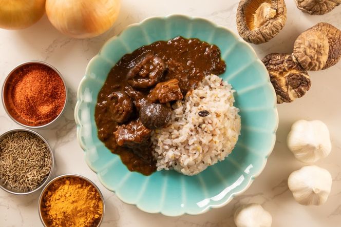 カレー レトルト 山師のおひさま なばカレー 宮崎牛 原木椎茸 使用 180g [HUTTE 宮崎県 美郷町 31ao0025] 常温保存 カレー 欧風カレー 常備食 保存食 防災 備蓄 非常食 防災食 簡単調理