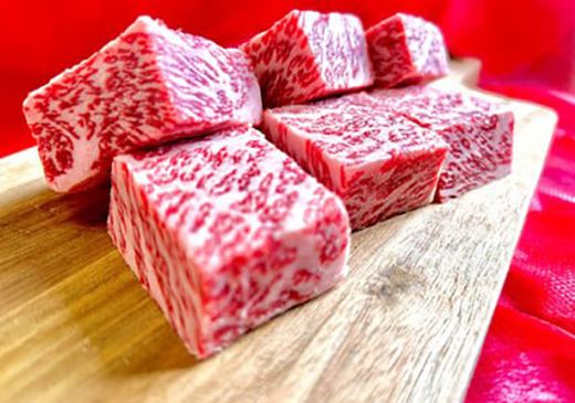 【一週間以内発送】A5等級 未経産雌牛限定　近江牛サイコロステーキ　900g(450g×2)【FO25W】（国産牛　和牛　ブランド牛　ブランド和牛　黒毛和牛　牛肉　肉　高級　人気　おすすめ　神戸牛　松阪牛 に並ぶ 日本三大和牛 近江牛）