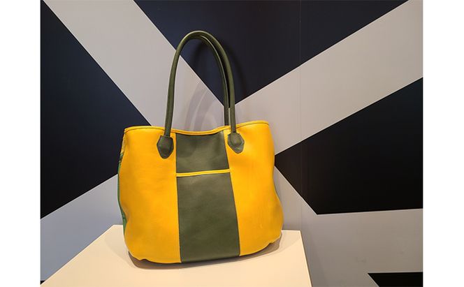 アボカドデザインのアートなレザートートバッグ ファッション カバン ラージ 牛革 パッチワーク ジェンダーレス ポケット ボトルホルダー 