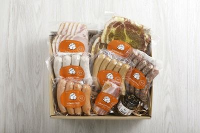 【定期便6回お届け】手作りハム工房シュヴァインハイムの満喫セット 金賞受賞 ドイツ仕込み ソーセイジ ソーセージ ウインナー 人気 詰め合わせ 食べ比べ 肉 加工肉 粗挽き ロースハム ベーコン 豚肩ロース ジャーキー キャンプ BBQ ギフト 時短料理 H003-049