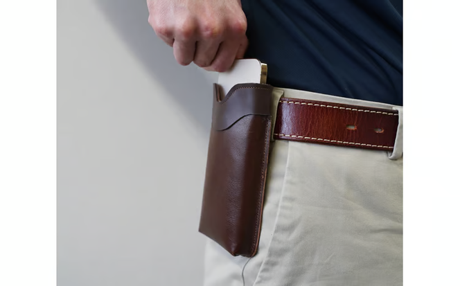 職人手作りの【本革】「スマホポーチ」ブラウン ケース 革 携帯ホルダー ポーチ ベルト 茶 コンパクト シンプル おしゃれ 人気 プレゼント H066-084