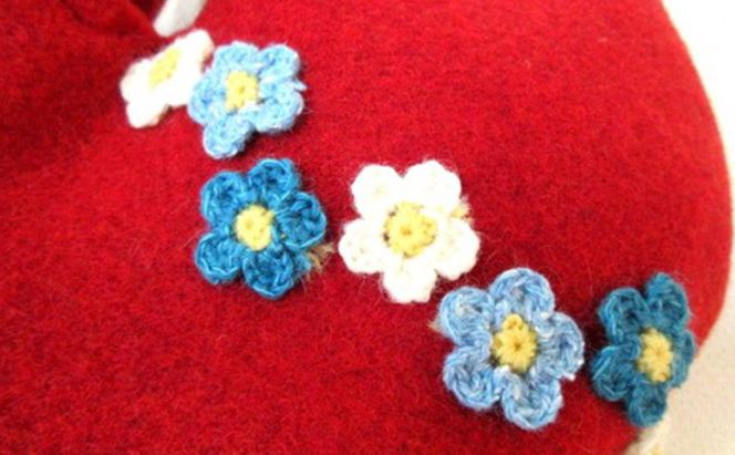 お花モチーフネコバッグ＊カーディナルレッドA ファッション かばん 手編みトートバッグ 花飾り 厚み 崩れにくい 生地 上品 差し色 入れ口小さめ かわいい おしゃれ 