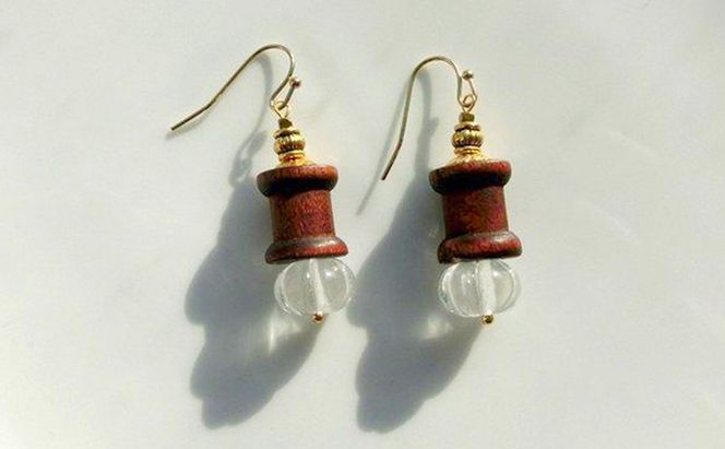 wood spool ピアス アクセサリー 1個【シンプル クリスタル 木製 天然石 ゴールド クール シャープ 可愛い ギフト プレゼント ハンドメイド 手作り  職人 上品 華やか  ドレス 大人の雰囲気  ラッピング 母の日 結婚式 Q 北海道 幕別町】