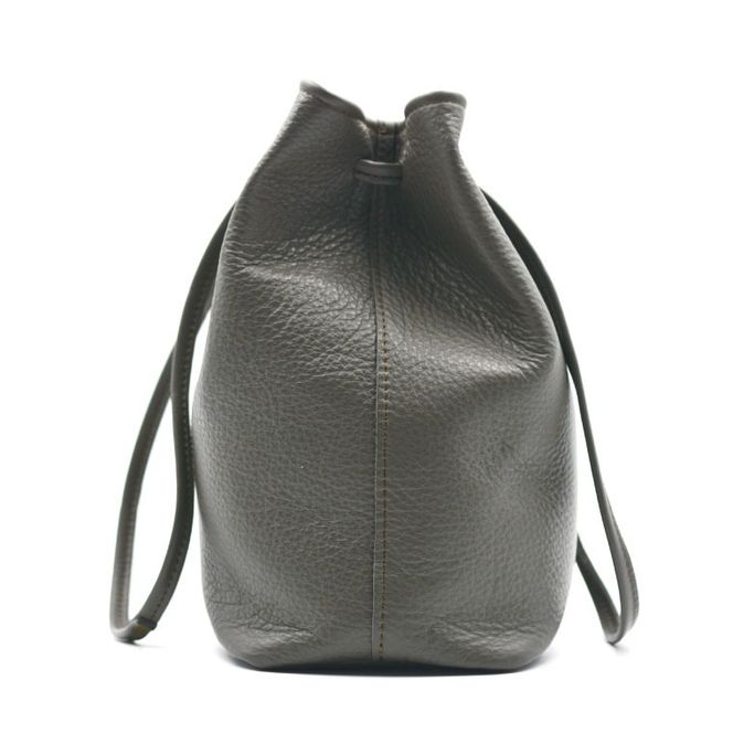 益子の革工房maharoの巾着バッグ（M）ダークグレー (AX140-2)