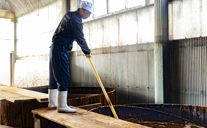 プラスティックやステンレスの桶とは異なる、「百年木桶」ならではの味わいを。創業100年以上続く、希少な木桶仕込みの伊勢藏醤油3点セット（丸大豆醤油900ml、グルテンフリーだいず醤油900ml、白醤油900ml） 【天然醸造、本醸造、手作り、老舗、おすすめ、人気、プレミアム、高評価、濃厚、刺身、詰め合わせ、ギフト、家庭用、国産、調味料、寿司、煮物、冷奴、焼魚、料理、三重県、四日市、ふるさと納税】