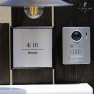 ステンレス＆ウッド表札005（15cm×15cm）〈表札 ステンレス 天然木 プレート表札 オーダーメイド表札 アンティーク表札 おしゃれ 戸建 マンション 新築 引っ越し〉 玄関 名前 番地 ハンドメイド 彫刻 クール 耐久性 モダン デザイン 