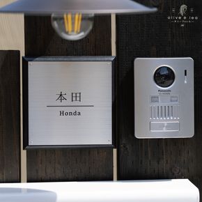 ステンレス＆ウッド表札005（15cm×15cm）〈表札 ステンレス 天然木 プレート表札 オーダーメイド表札 アンティーク表札 おしゃれ 戸建 マンション 新築 引っ越し〉 玄関 名前 番地 ハンドメイド 彫刻 クール 耐久性 モダン デザイン 