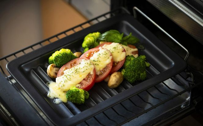 【萬古焼(ばんこやき)】Handmade土鍋 弥生陶園　職人が一つ一つ丁寧に成形し焼き上げる、こだわりの逸品　土鍋の国内生産80％のシェアを誇る伝統の萬古焼　TS-642 グリルプレート265（黒釉）鉄より軽い！手間いらずの耐熱陶器製「魚焼グリル対応のグリルプレート」【プレート、魚料理、肉料理、朝ごはん、朝食、目玉焼き、野菜、グラタン、アヒージョ、簡単、ペア、耐久性、人気、おすすめ、旨み、うまみ】