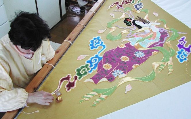 額装用 日本刺繍 「花かご」台生地「金」×額装「シルバー」 刺繍 伝統工芸 愛西市/百武打敷店[AEBR007]