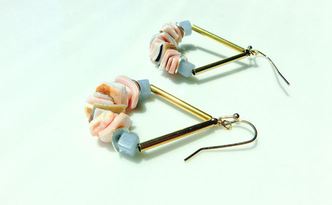 pastel shell ピアス 貝 アクセサリー 1個  [Q]handmadejewely【シンプル 可愛い ピングベージュ ゴールド シルバー ブルー シェル ハンドメイド ジュエリー 手作り  職人 上品 華やか ドレス 大人の雰囲気 ギフト プレゼント ラッピング 結婚式】