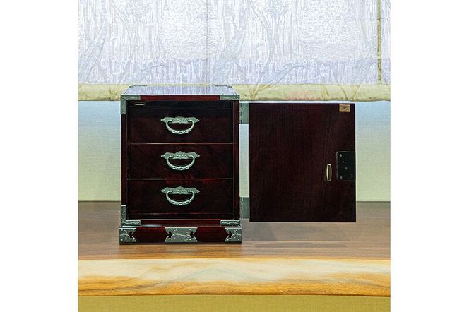 仙台箪笥 舟箪笥 木地呂漆塗り 欅産業 職人 おすすめ 船箪笥 [インテリア タンス 収納 家具 和 モダン 高級 和箪笥 小箪笥 伝統 工芸品 仏壇 仏具 神具 飾り棚 欅 漆塗 彫金 金具 装飾 仙台箪笥 船箪笥 舟箪笥 宮城 利府 欅産業]|06_kyk-240101