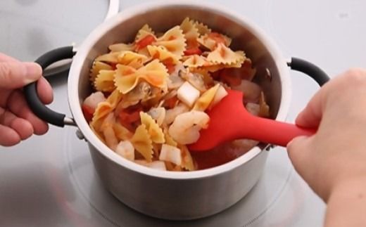 貝印 料理研究家 脇雅世監修 o.e.c ミニマ　両手深型鍋 15cm ガラス蓋付 2点セット 000DY5208 OEC オーイーシー IH ガスコンロ オーブン 対応 関市 キッチンツール 料理 おしゃれ 便利 なべ ナベ ふた フタ