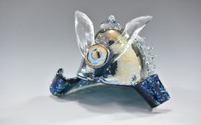 「兜飾り青光沢」 -端午の節句-〈ガラス プレゼント 端午の節句 男の子 兜 かぶと 孫 かわいい インテリア 置物 玄関  コンパクト 工芸品〉 