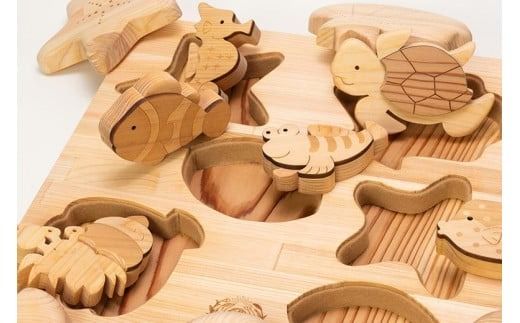 木のおもちゃ パズル かくれんぼパズル うみべ 海辺 生き物 動物 木製 知育玩具 赤ちゃん ベビー 男の子 女の子 ギフト プレゼント 贈り物 出産祝い 誕生日祝い 日本製 手作り 名入れ可能 山のくじら舎 2歳 幼児 子供 玩具 エデュケーショナルトイ 幼児教育 脳トレ 感覚刺激 海の生き物 魚 貝 ヒトデ 木のパズル 想像力 創造力 集中力 観察力 手先の器用さ W340mm H50mm D320mm ヒノキ スギ フェルト 安芸市 高知県