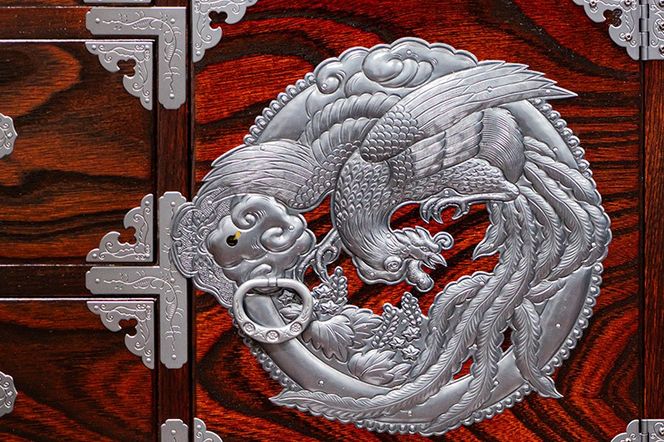 仙台箪笥 四・五尺横長箪笥80 拭き漆塗り【扉：彫金手打金具】（鳳凰）（お申込書返送後8ヶ月～12ヶ月程度でお届け）工芸品 伝統|06_kyk-880301