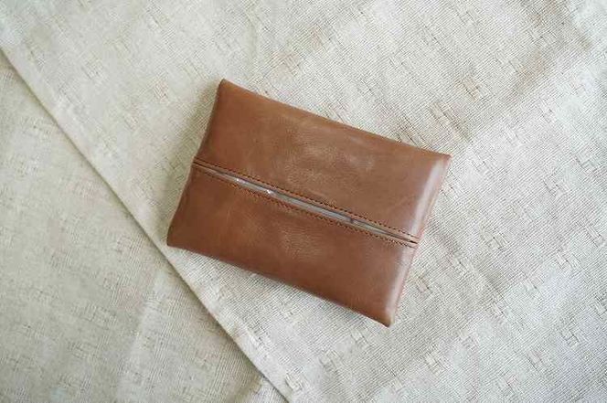 やわらかい本革「ポケットティッシュケース」キャメル 革 ティッシュ ポケットティッシュ 茶 子牛 カーフレザー 薄い 軽い やわらかい 本革 ティッシュカバー H066-063