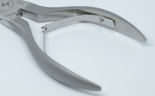 ＜刀匠 関孫六の伝統から生まれたツメキリ＞ ◇貝印 関孫六 ニッパーツメキリ～爪切り 巻き爪 親指 硬い爪 足の爪に キャップ付 ステンレス 貝印 つめきり ツメキリ ニッパ ギフト 贈り物にも～