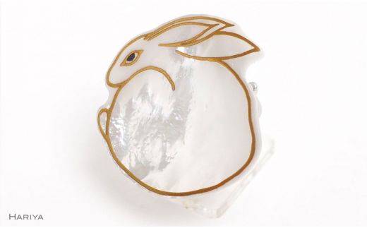 うさぎ蒔絵 白蝶貝ブローチ 桐箱付き 蒔絵 漆 白蝶貝 うさぎ ウサギ うるしアート  ブローチ アクセサリー ギフト 伝統工芸 工芸品 国産 日本製 復興 震災 コロナ 能登半島地震復興支援 北陸新幹線 F6P-1515