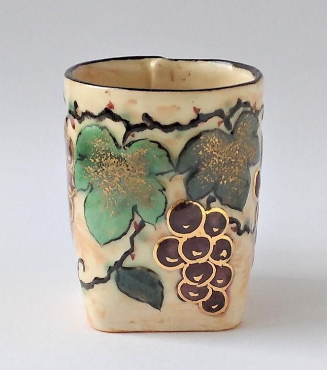 【ギャラリー洛中洛外】形が特徴的で実り多い葡萄が華やか 浮花葡萄マグカップ 261009_A-GM002